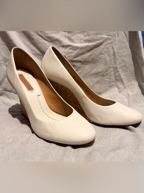 BCBGMAXAZRIA White Pebbled Leather Woven Wedge Pumps Round Toe